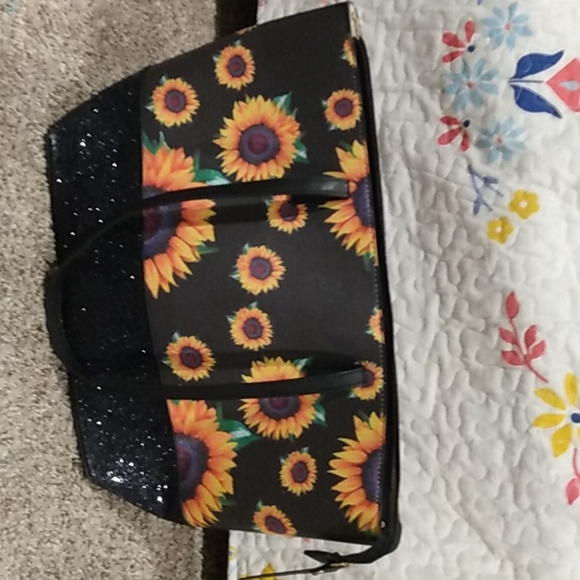 I am selling a sunflower purse - Picture 2 of 4
